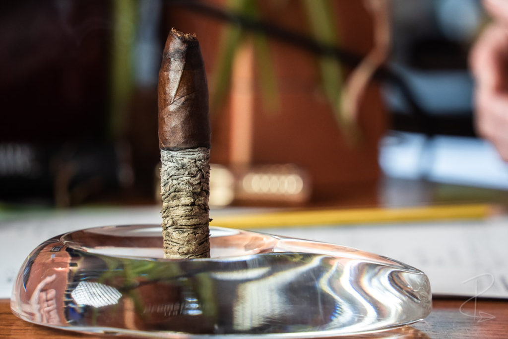 Doing an ash stand to show the perfectly formed, strong ash of the Nordlicht Short Torpedo Maduro cigar